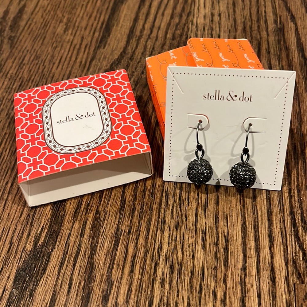 Stella and dot round gunmetal sparkle earrings